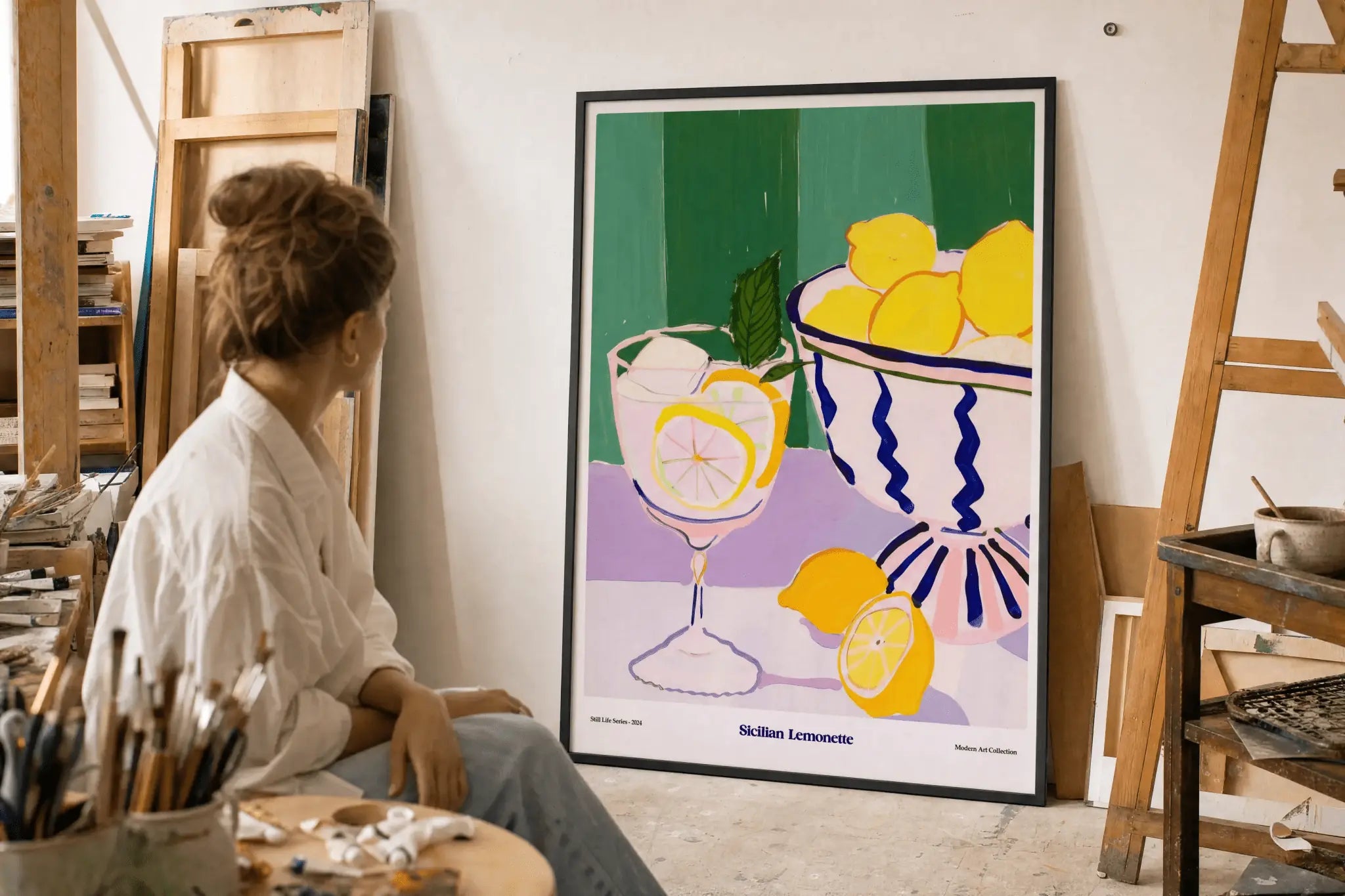 Gerahmtes Poster „Sicilian Lemonette" aus der Modern Art Collection – farbenfrohes Still-Life mit Zitronen, Cocktailglas und Obstschale in Grün, Lila und Gelb